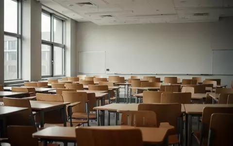 Ein leerer, modern gestalteter Hörsaal mit leeren Sitzreihen und einfallendem Tageslicht. - Foto: über boerse-global.de