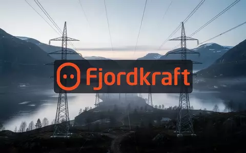 Moderne Energieinfrastruktur mit Hochspannungsleitungen vor einer nebligen Fjordlandschaft bei Dämmerung. - Foto: über boerse-global.de
