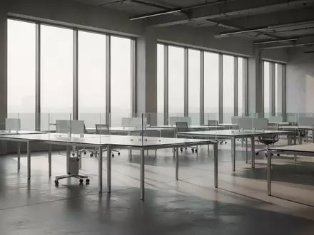 Ein leeres, modernes Büro während der Feiertage mit unbesetzten Arbeitsplätzen und natürlichem Lichteinfall. - Foto: über boerse-global.de