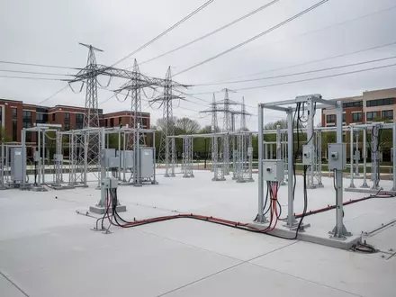 Ein weitläufiges, modernes Forschungsgelände für drahtlose Stromübertragung mit technischer Infrastruktur auf einem Campus. - Foto: über boerse-global.de