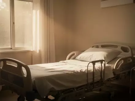 Ein friedliches, sonnendurchflutetes Hospizzimmer mit einem unbenutzten, ordentlich gemachten Bett in einer ruhigen Atmosphäre. - Foto: über boerse-global.de