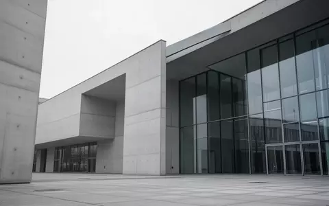 Ein minimalistisches, modernes Regierungsgebäude in Berlin bei bewölktem Himmel, das Stabilität und institutionelle Last symbolisiert. - Foto: über boerse-global.de