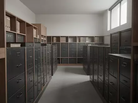 Leeres Archiv mit grauen Aktenschränken in einem Raum mit Tageslichteinfall. - Foto: über boerse-global.de