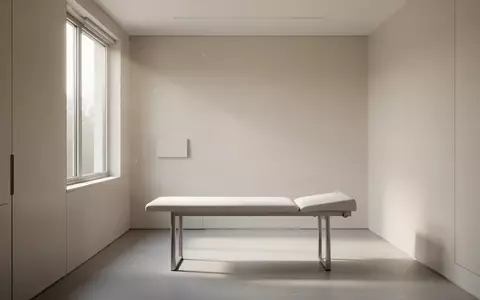 Ein minimalistisch gestalteter, heller Behandlungsraum in einer medizinischen Einrichtung bei Tageslicht. - Foto: über boerse-global.de