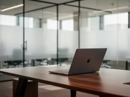 Modernes Bürointerieur mit minimalistischem Schreibtisch und weichem Tageslicht als Symbol für Investitionsentscheidungen. - Foto: über boerse-global.de