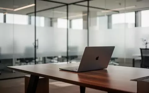 Modernes Bürointerieur mit minimalistischem Schreibtisch und weichem Tageslicht als Symbol für Investitionsentscheidungen. - Foto: über boerse-global.de