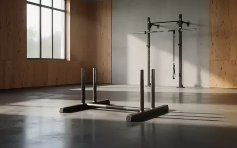 Ein minimalistischer Fitnessraum mit einer Trap-Bar auf einem Betonboden und einer Klimmzugstange an der Wand. - Foto: über boerse-global.de