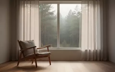 Ein minimalistischer, ruhiger Raum mit einem Stuhl am Fenster, der den Blick auf einen stillen Wald freigibt. - Foto: über boerse-global.de