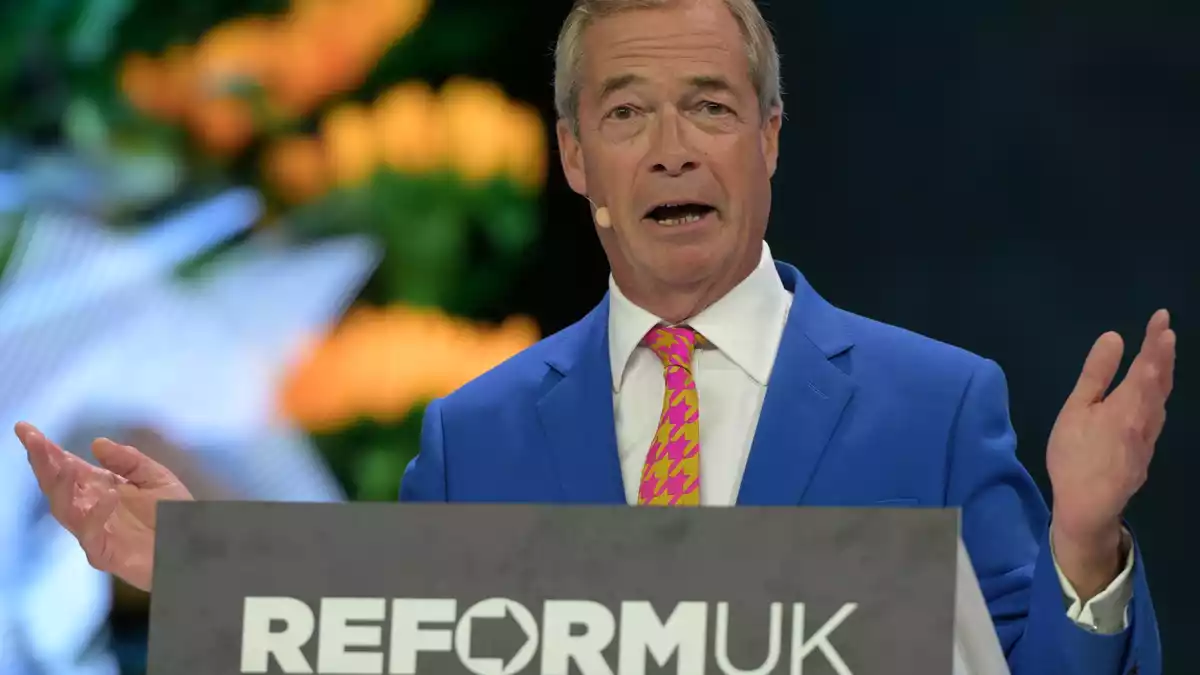 Der Vorsitzende von Reform UK, Nigel Farage, soll den Ermittlern zufolge auch ein mögliches Anschlagsziel gewesen sein. (Archivbild) - Bild: Thomas Krych/AP/dpa