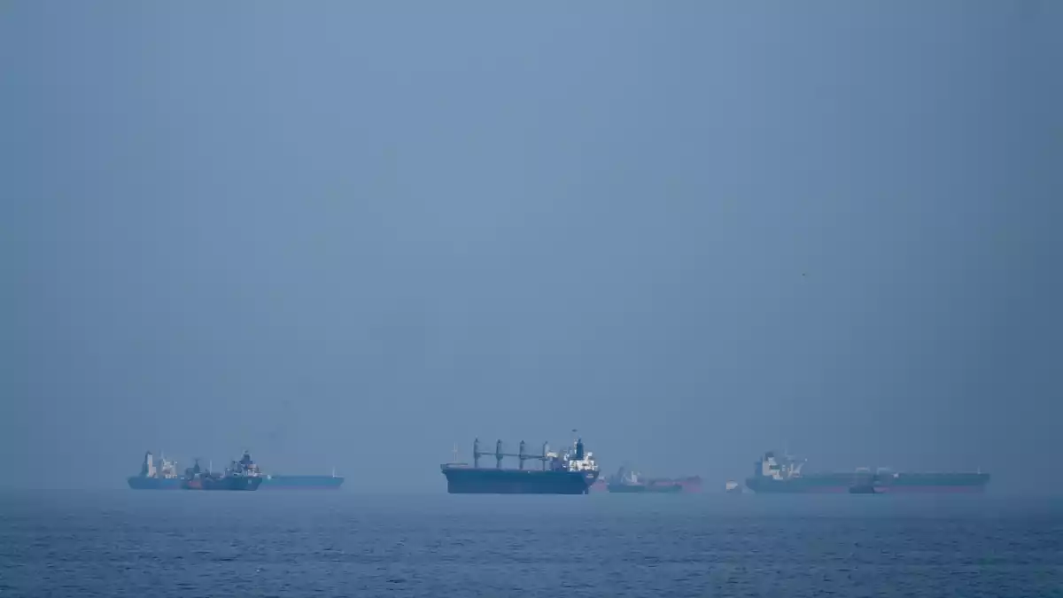 Öltanker sind in der Meerenge beständig in Gefahr. (Archivbild) - Bild: Altaf Qadri/AP/dpa