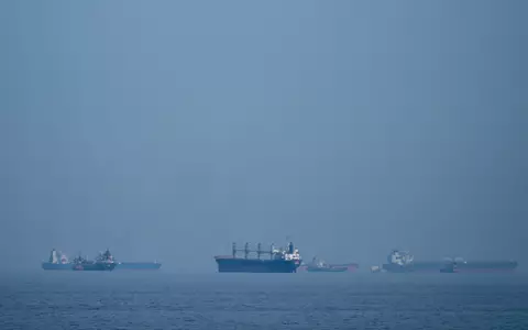 Öltanker sind in der Meerenge beständig in Gefahr. (Archivbild) - Foto: Altaf Qadri/AP/dpa