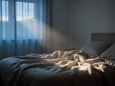 Ein ungemachtes Bett in einem ruhigen Schlafzimmer im sanften Licht der Morgendämmerung. - Foto: über boerse-global.de