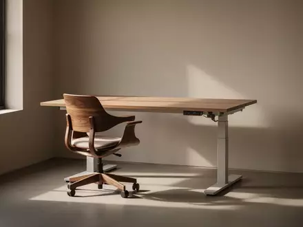Ein minimalistisch gestalteter Heimbüro-Bereich mit einem höhenverstellbaren Schreibtisch und einem ergonomischen Stuhl. - Foto: über boerse-global.de
