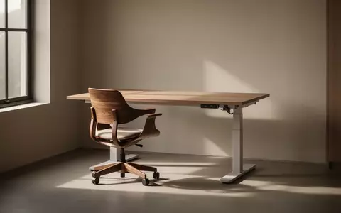 Ein minimalistisch gestalteter Heimbüro-Bereich mit einem höhenverstellbaren Schreibtisch und einem ergonomischen Stuhl. - Foto: über boerse-global.de