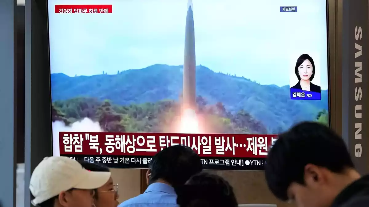 Nordkorea hat erneut eine ballistische Rakete abgefeuert. - Bild: Ahn Young-joon/AP/dpa