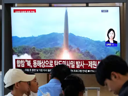 Nordkorea hat erneut eine ballistische Rakete abgefeuert. - Foto: Ahn Young-joon/AP/dpa