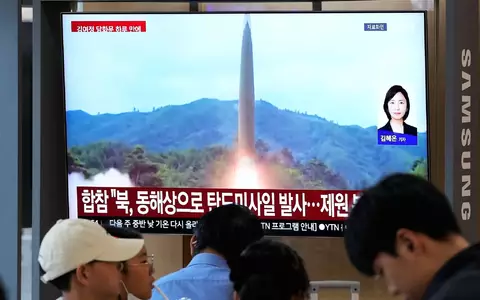 Nordkorea hat erneut eine ballistische Rakete abgefeuert. - Foto: Ahn Young-joon/AP/dpa