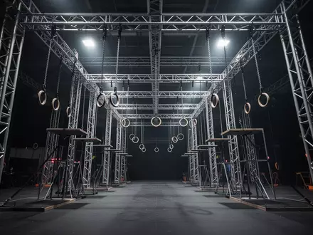 Ein leerer, technischer Hindernisparcours in einer großen Halle mit Stahlkonstruktionen und hängenden Elementen. - Foto: über boerse-global.de
