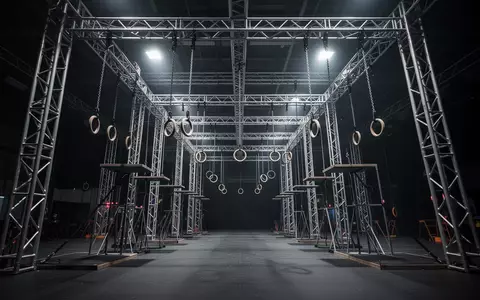 Ein leerer, technischer Hindernisparcours in einer großen Halle mit Stahlkonstruktionen und hängenden Elementen. - Foto: über boerse-global.de