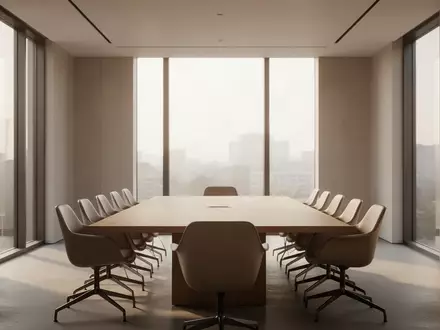 Ein heller, minimalistischer Konferenzraum mit einem leeren Holztisch und natürlichem Lichteinfall. - Foto: über boerse-global.de