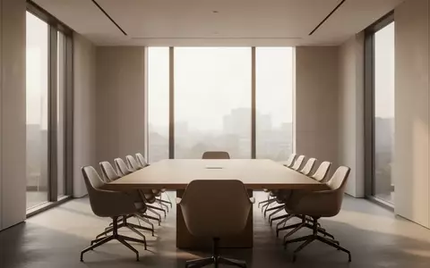 Ein heller, minimalistischer Konferenzraum mit einem leeren Holztisch und natürlichem Lichteinfall. - Foto: über boerse-global.de