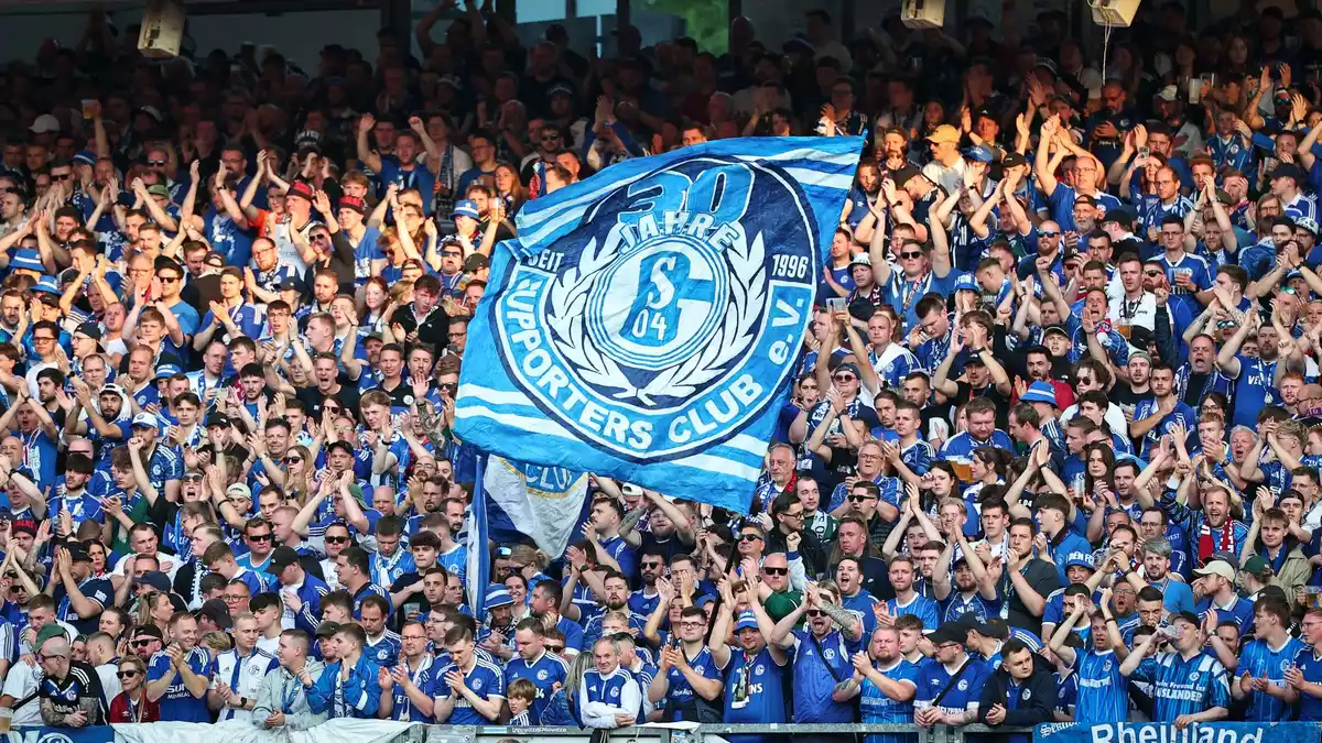 Schalke-Fans bei einem Fußballspiel - gut möglich, dass auch einige von ihnen schalke04 als Passwort auserkoren haben.  - Bild: Daniel Karmann/dpa
