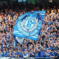 Schalke-Fans bei einem Fußballspiel - gut möglich, dass auch einige von ihnen schalke04 als Passwort auserkoren haben.  - Foto: Daniel Karmann/dpa