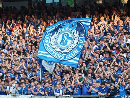 Schalke-Fans bei einem Fußballspiel - gut möglich, dass auch einige von ihnen schalke04 als Passwort auserkoren haben.  - Foto: Daniel Karmann/dpa