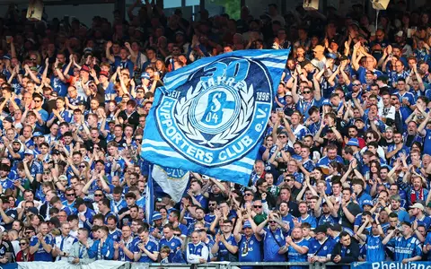Schalke-Fans bei einem Fußballspiel - gut möglich, dass auch einige von ihnen schalke04 als Passwort auserkoren haben.  - Foto: Daniel Karmann/dpa