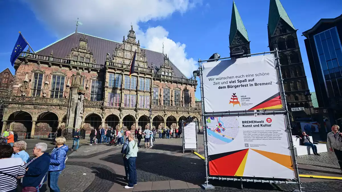 Das Fest zum Tag der Deutschen Einheit wird groß in der Bremer Innenstadt gefeiert.  - Bild: Sina Schuldt/dpa