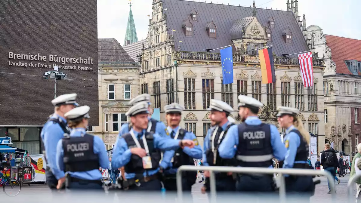Rund um den Tag der Deutschen Einheit sind zahlreiche Polizisten und Polizistinnen in Bremen unterwegs.  - Bild: Sina Schuldt/dpa