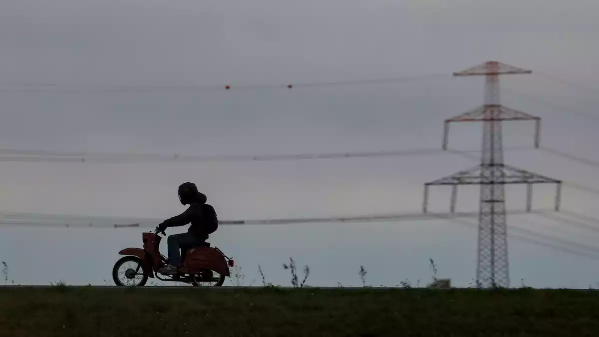 Mit der Schwalbe über Land: Das Moped ist Kult, aber zur Fortbewegung einfach auch hilfreich. (Archivbild) - Bild: Jan Woitas/dpa