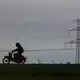 Mit der Schwalbe über Land: Das Moped ist Kult, aber zur Fortbewegung einfach auch hilfreich. (Archivbild) - Bild: Jan Woitas/dpa