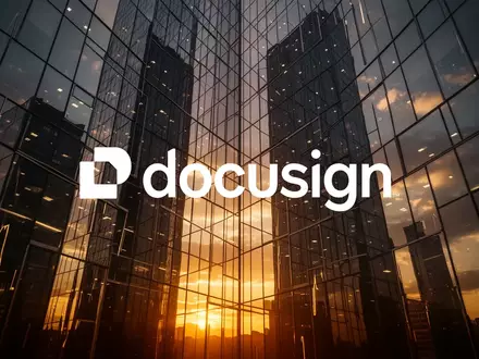 Abstraktes, atmosphärisches Bild eines modernen Bürogebäudes bei Sonnenuntergang als Symbol für Unternehmensführung. - Foto: über boerse-global.de