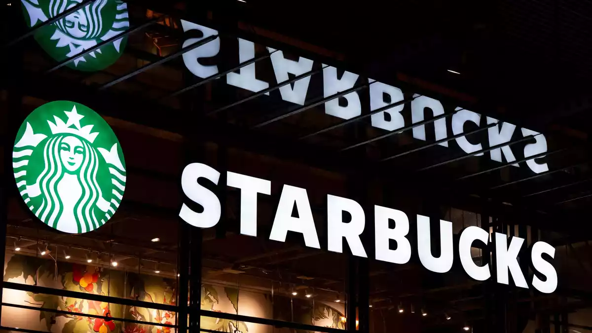 Die US-Kaffeekette Starbucks steht wegen neuer Filialen in der chinesischen Region Xinjiang in der Kritik. (Archivbild) - Bild: Sven Hoppe/dpa