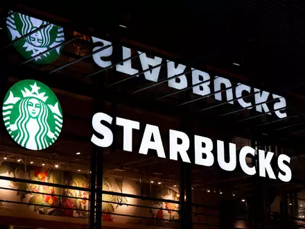 Die US-Kaffeekette Starbucks steht wegen neuer Filialen in der chinesischen Region Xinjiang in der Kritik. (Archivbild) - Foto: Sven Hoppe/dpa