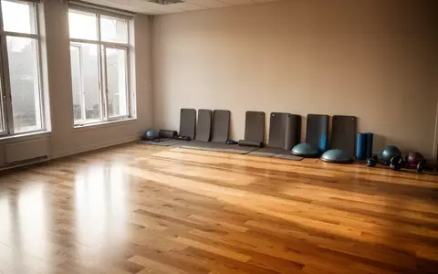 Ein heller, minimalistischer Übungsraum mit Holzboden und leeren Sportmatten für Präventionskurse. - Foto: über boerse-global.de