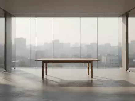 Ein minimalistischer, leerer Konferenzraum mit bodentiefen Fenstern und natürlichem Lichteinfall in einer modernen Architektur. - Foto: über boerse-global.de