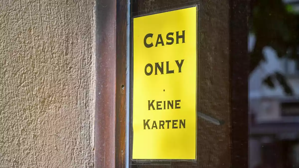 Manche Geschäfte und Restaurant akzeptieren nur Bargeld. (Archivbild) - Bild: Jens Kalaene/dpa