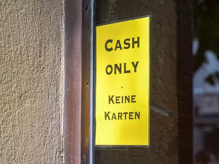 Manche Geschäfte und Restaurant akzeptieren nur Bargeld. (Archivbild) - Foto: Jens Kalaene/dpa