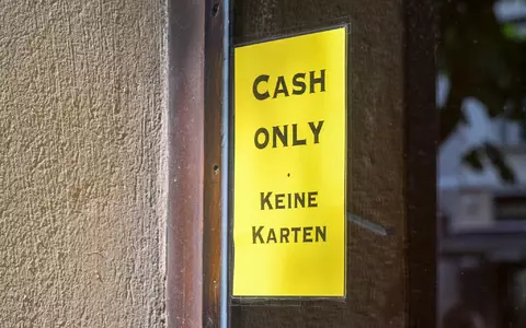 Manche Geschäfte und Restaurant akzeptieren nur Bargeld. (Archivbild) - Foto: Jens Kalaene/dpa