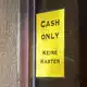 Manche Geschäfte und Restaurant akzeptieren nur Bargeld. (Archivbild) - Bild: Jens Kalaene/dpa