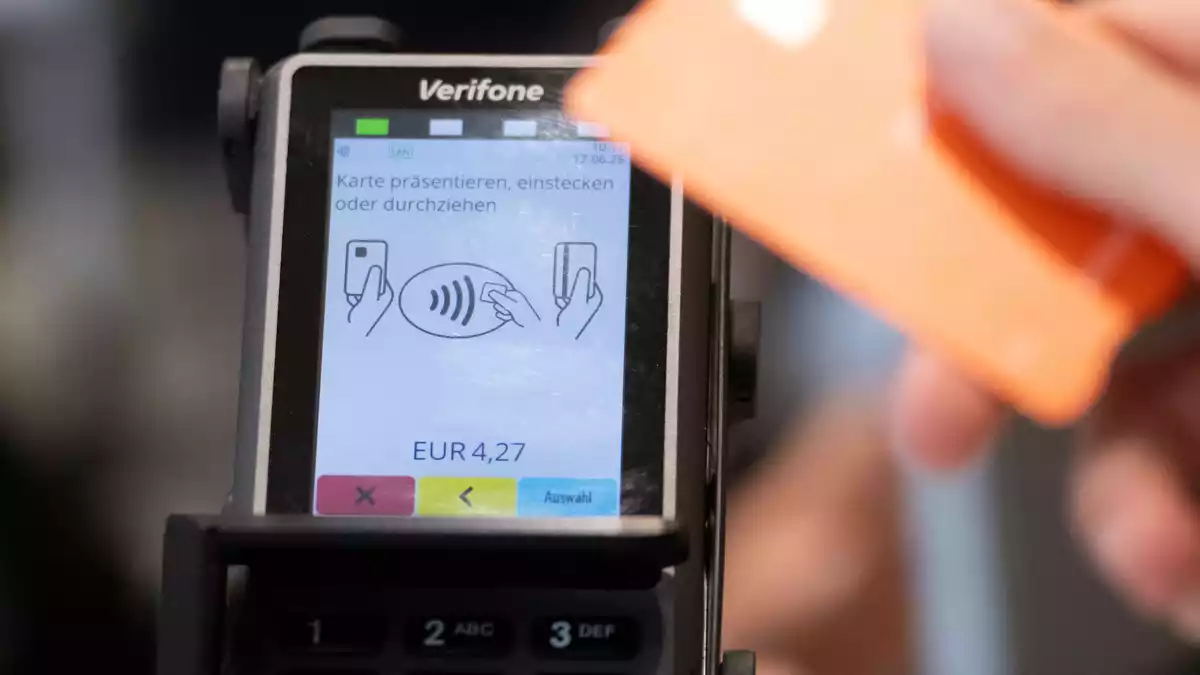 Viele Menschen nutzen zum Bezahlen an der Ladenkasse ihre Bankkarte oder ihr Smartphone. (Symbolbild) - Bild: Leonie Asendorpf/dpa