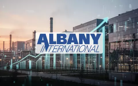 Abstrakte Darstellung einer modernen Industrieanlage bei Sonnenaufgang, die Wachstum und wirtschaftlichen Fortschritt symbolisiert. - Foto: ĂĽber boerse-global.de