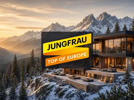 Modernes HotelgebĂ€ude vor einer alpinen Berglandschaft bei Sonnenuntergang. - Foto: ĂŒber boerse-global.de