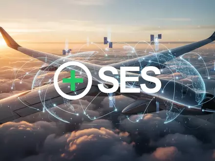 Moderne Flugzeugtragfläche über den Wolken bei Sonnenuntergang als Symbol für satellitengestützte Konnektivität - Foto: über boerse-global.de