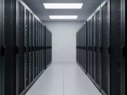Reihen von Server-Racks in einem modernen Rechenzentrum mit sanfter Beleuchtung und Fokus auf technischer Infrastruktur. - Foto: über boerse-global.de