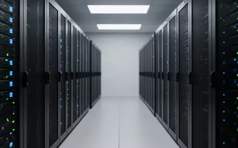 Reihen von Server-Racks in einem modernen Rechenzentrum mit sanfter Beleuchtung und Fokus auf technischer Infrastruktur. - Foto: über boerse-global.de