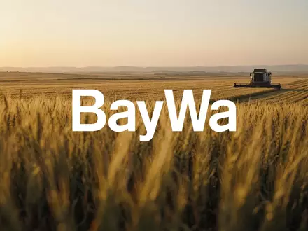 Weite Agrarlandschaft mit goldenen Getreidefeldern bei Sonnenuntergang als Symbol für den Agrarhandel. - Foto: über boerse-global.de
