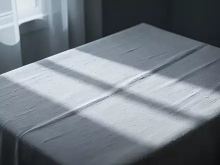 Ein minimalistischer, ruhig beleuchteter Raum mit weichem Licht und Texturen, der eine Atmosphäre der inneren Ruhe vermittelt. - Foto: über boerse-global.de